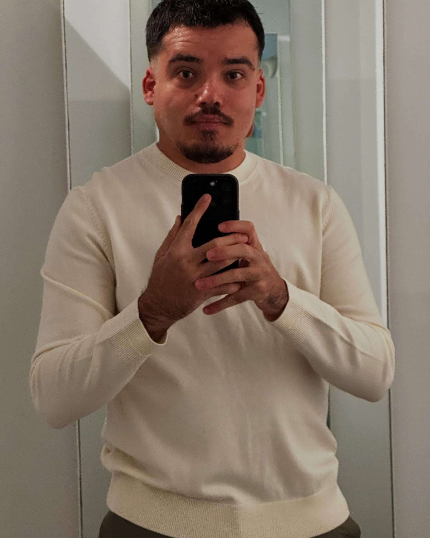 An image of Justin Bento taking a selfie.